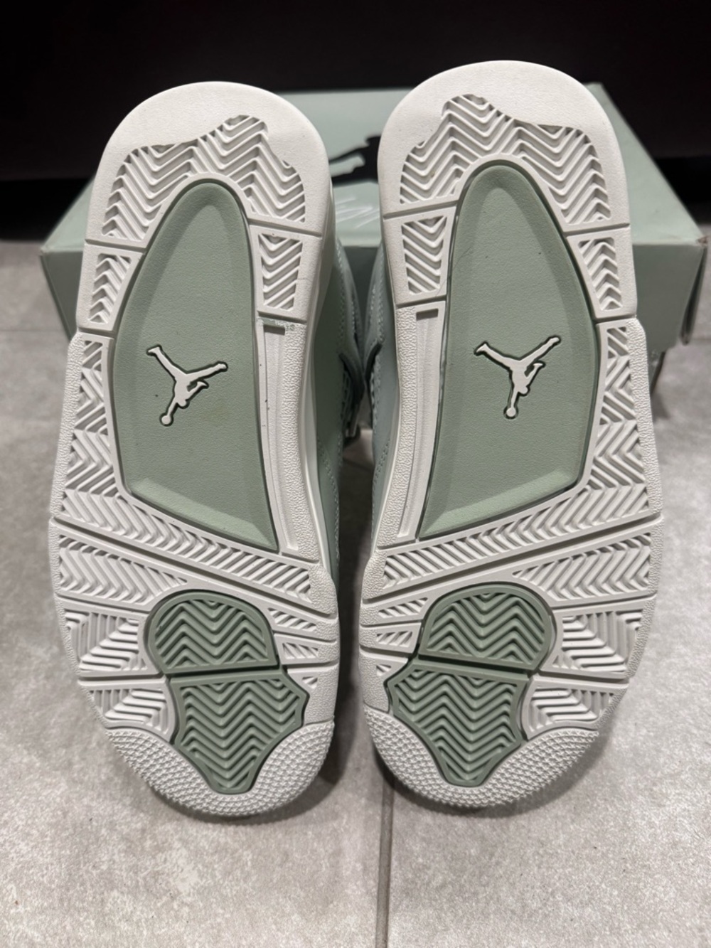Size 6 - Air Jordan 4 Retro in Seafoam and Metallic Silver - Picture 5 of 7